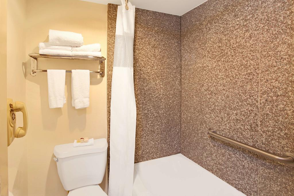 Ramada By Wyndham Pasadena Ξενοδοχείο Εξωτερικό φωτογραφία