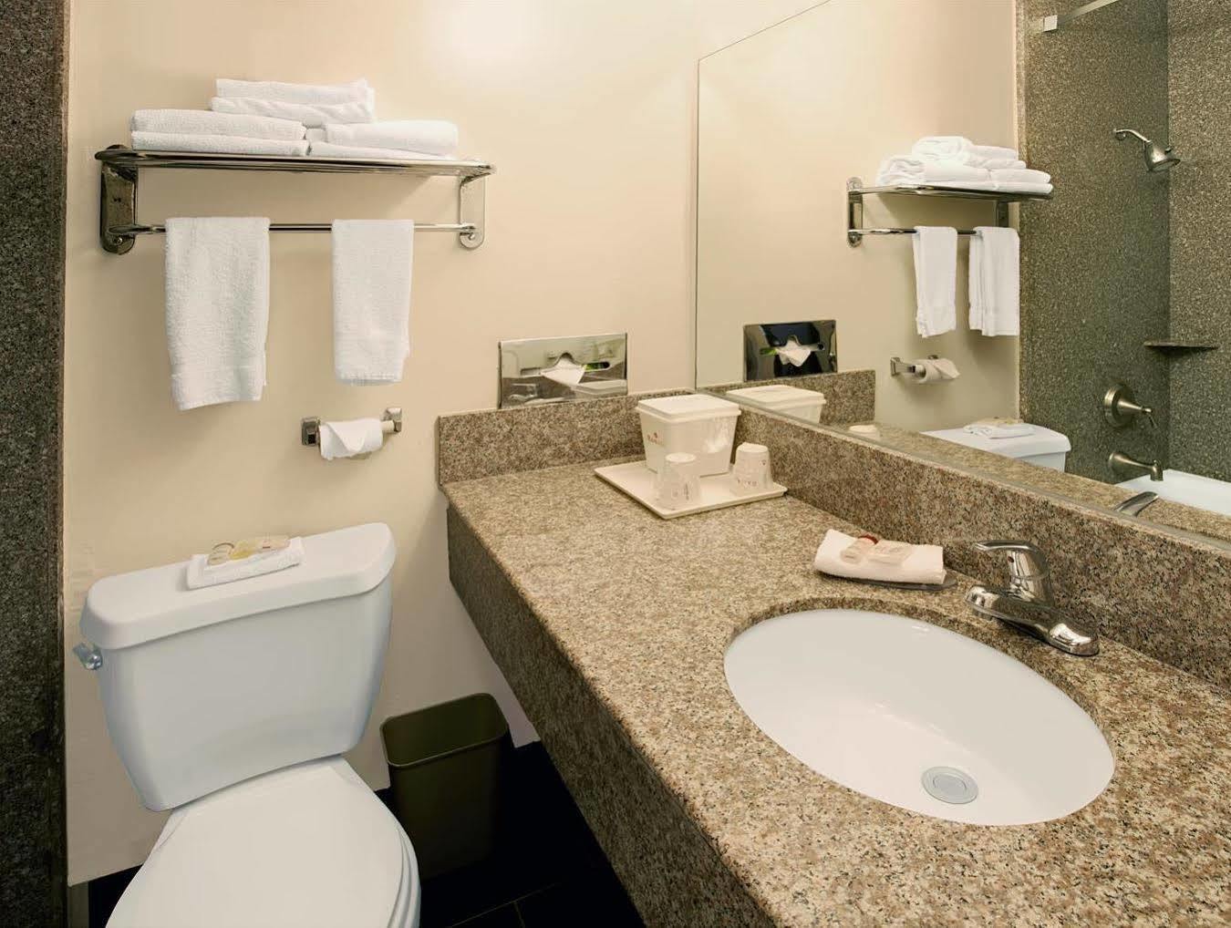 Ramada By Wyndham Pasadena Ξενοδοχείο Εξωτερικό φωτογραφία